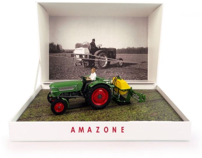 Universal Hobbies 1:32 Scale Amazone S300 Sprayer + Fendt Farmer 2 with Driver Box Set