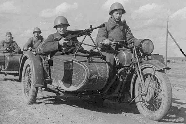 Zvesda Kits 1:72 Scale Soviet M-72 Sidecar Motorcycle w/Crew