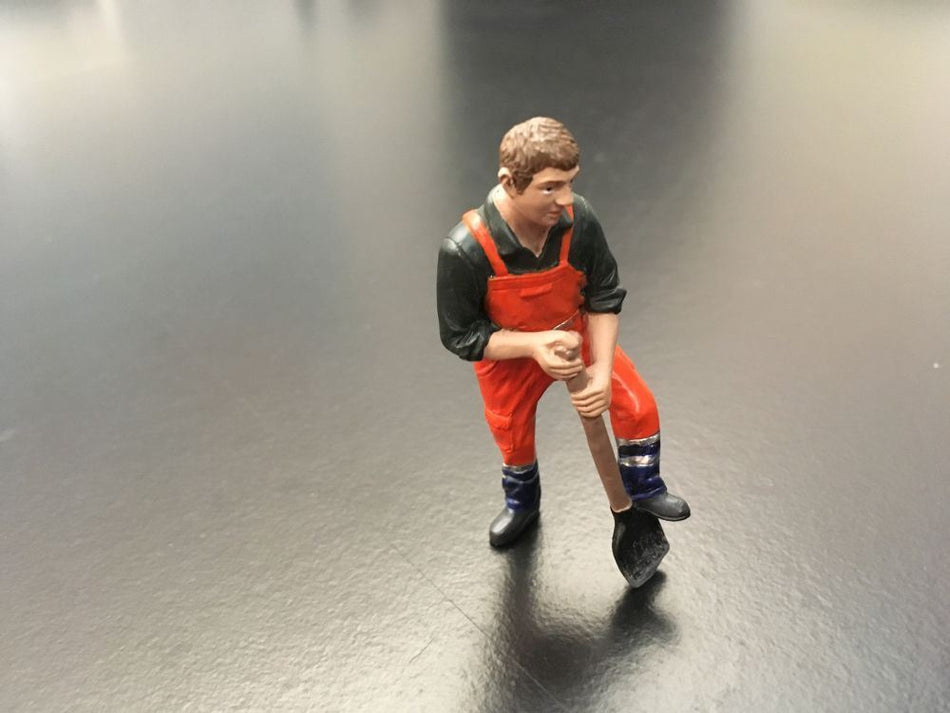 AT Collections 1:32 Scale Worker digging with spade Orange safety jacket