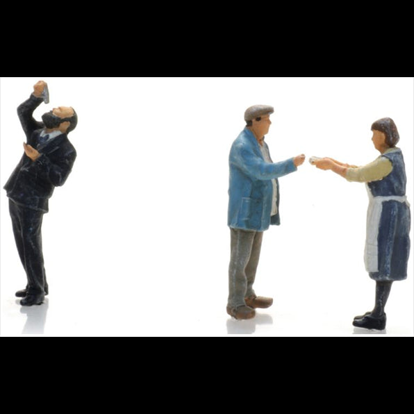 Artitec 1:160 Scale Herring Fish Shop Figures (3x) Ready-Made Figures